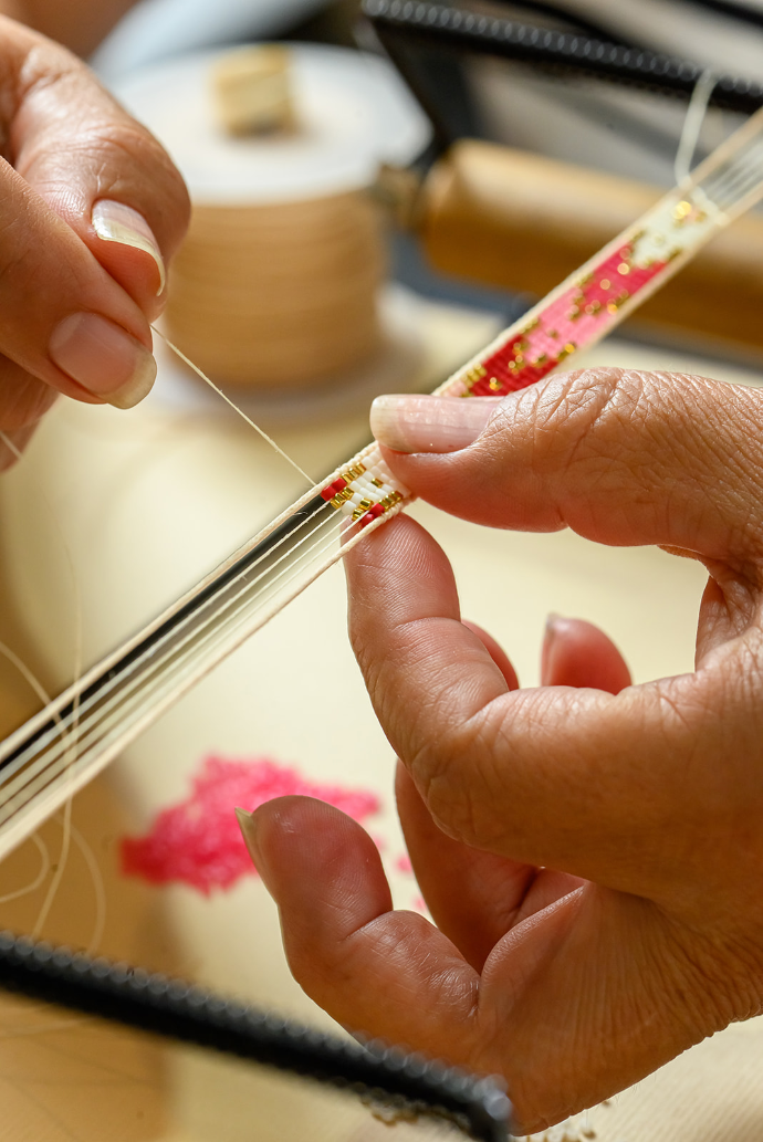 Artesana mexicana tejiendo a mano pulsera de chaquira Miyuki para Vösh en Cholula, Puebla.