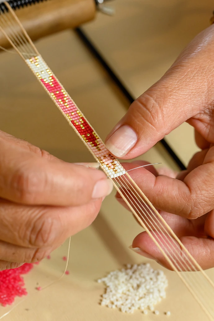 Detalle de tejido artesanal en pulsera Miyuki de 5 líneas Passion Tender