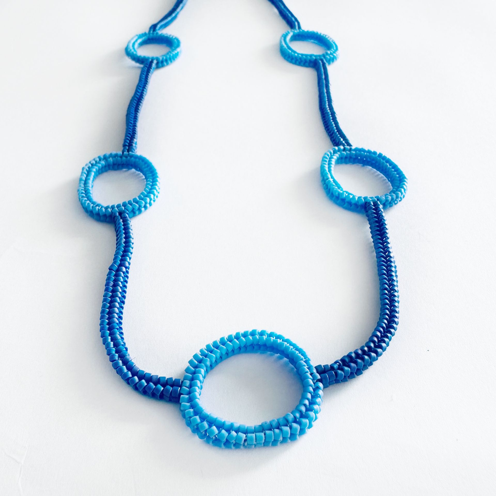 Collar circulo chico zoom azul.webp