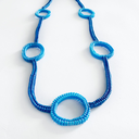 Collar circulo chico zoom azul.webp