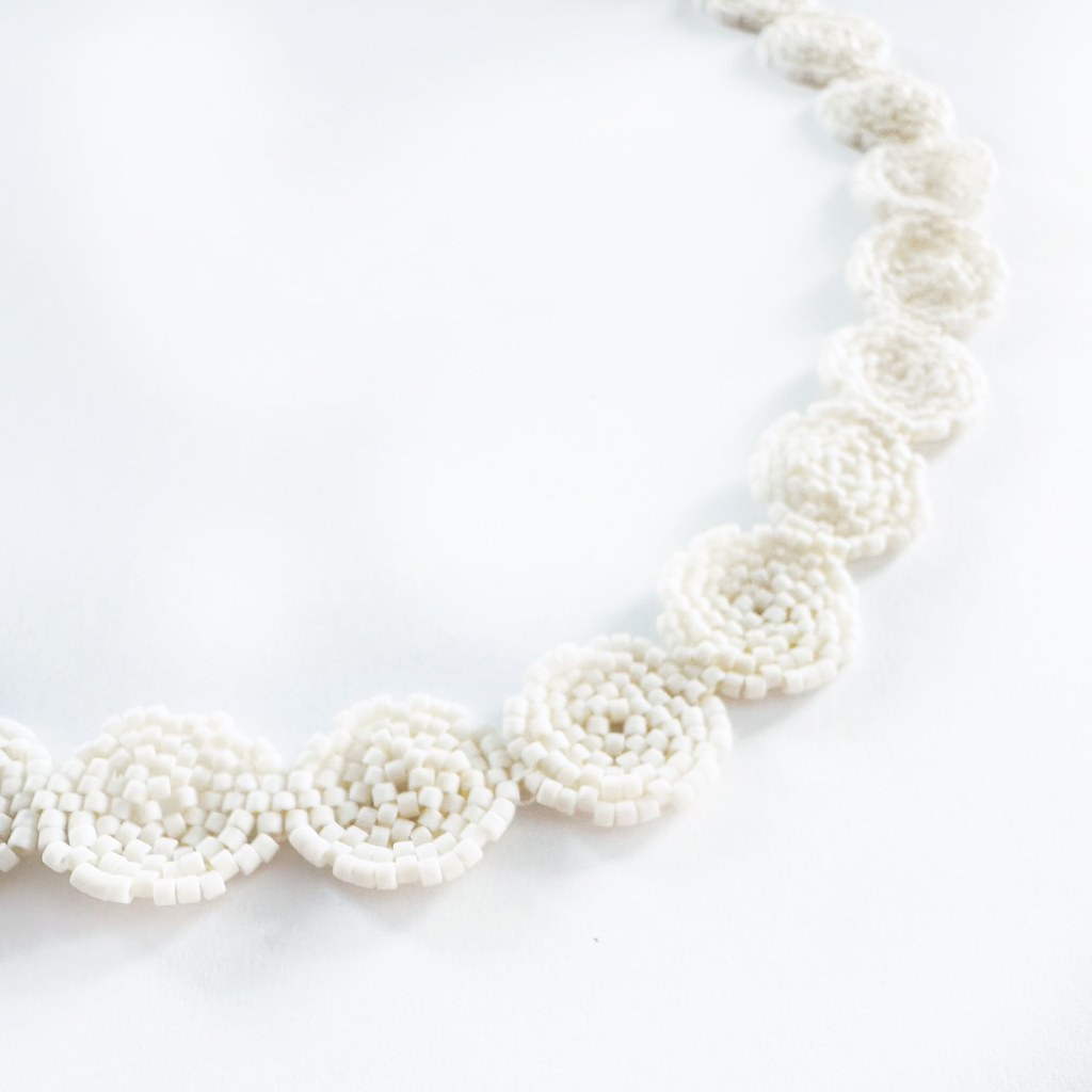 Collar Flores Lisas Ivory Detalle.webp